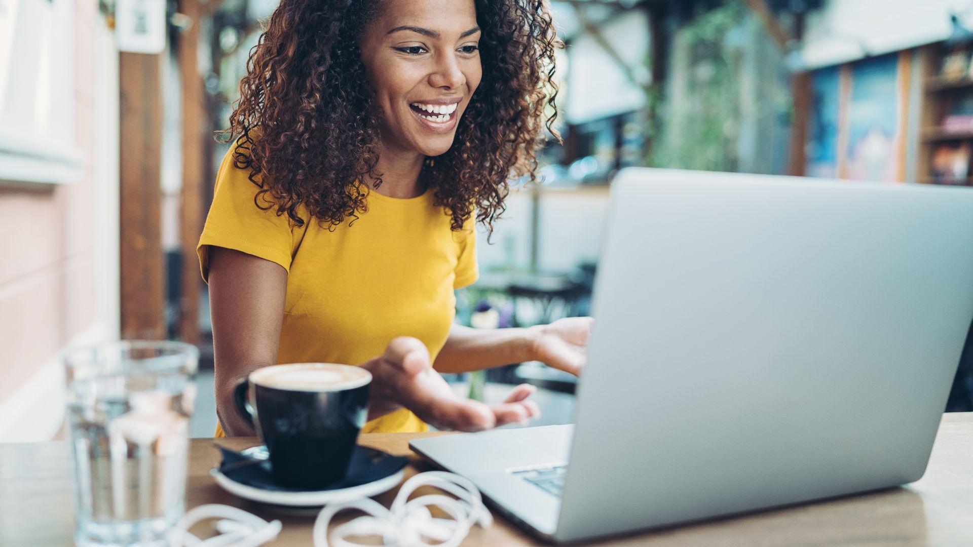 Étudiants discutant en français